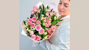 Авторский букет с&nbsp;кустовыми розами и&nbsp;альстромериями "Нежные чувства" FMART by flowwow