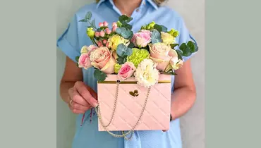 Цветы в&nbsp;сумочке Комплимент королеве FMART by flowwow