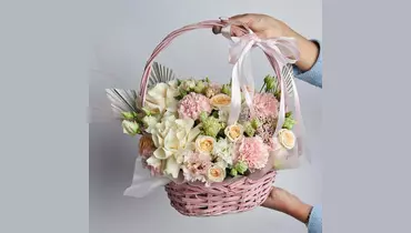 Изображение товара Корзина с французскими розами, эустомой и диантусами FMART by flowwow