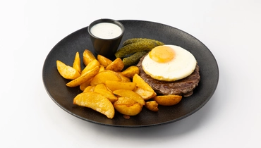 Изображение товара Бифштекс с яйцом и дольками - вкусное кафе блюдо для любого времени