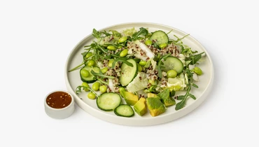 Салат-боул "Овощной" с&nbsp;киноа, авокадо и&nbsp;кунжутным соусом