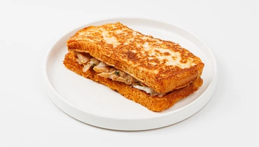 Сэндвич бриошь с куриным шашлычком и чесночным соусом