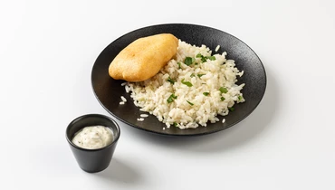 Филе-кусочки трески атлантической в кляре с рисом и чесночным соусом Филе-кусочки трески атлантической в кляре с рисом и чесночным соусом