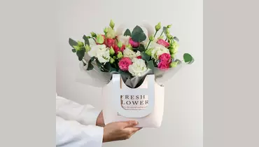 Композиция в&nbsp;сумочке «Утренний свет» из&nbsp;кустовой розы и&nbsp;эустомы FMART by flowwow