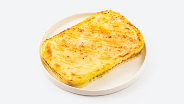 Запеканка картофельная с курицей, томатами и соусом песто