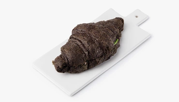 Черный круассан с форелью и творожным сыром, кафе