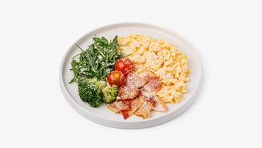 Скрэмбл с&nbsp;беконом, овощами и&nbsp;пармезаном