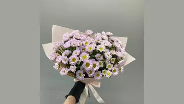 Букет из&nbsp;сиреневых хризантем Сантини в&nbsp;нежной упаковке FMART by flowwow