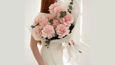 Букет из&nbsp;11 французских, розовых роз с&nbsp;эвкалиптом в&nbsp;матовой плёнке FMART by flowwow