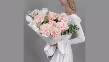 Букет из&nbsp;7 розовых, французских роз с&nbsp;эвкалиптом FMART by flowwow