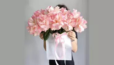 Изображение товара Французская роза в переноске FMART by flowwow белый букет с 9 роз