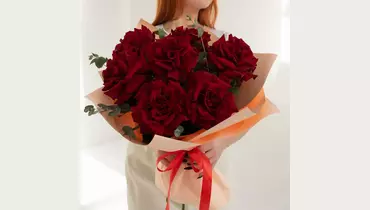 Букет из&nbsp;7 бордовых, французских роз с&nbsp;эвкалиптом FMART by flowwow