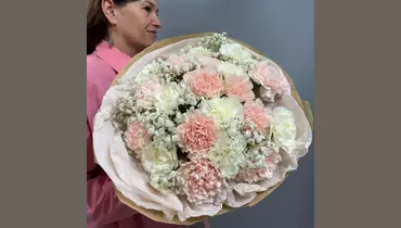 Изображение товара Пушистое облачко в крафте. Гипсофила и гвоздики FMART by flowwow