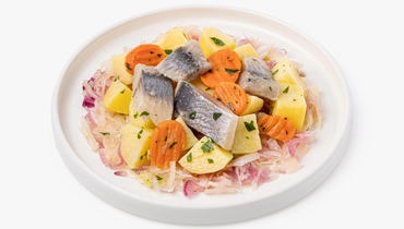 Сельдь по-енисейски с&nbsp;отварным картофелем и&nbsp;маринованной капустой