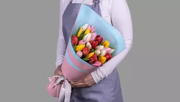 Букет из&nbsp;25 тюльпанов микс стандарт в&nbsp;оформлении