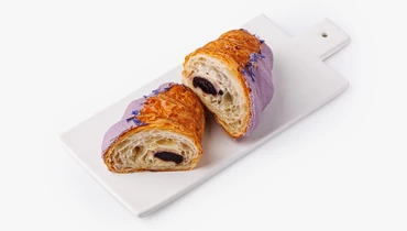 Изображение товара Круассан с черничным конфитюром и лимонным курдом, покрыт шоколадной глазурью