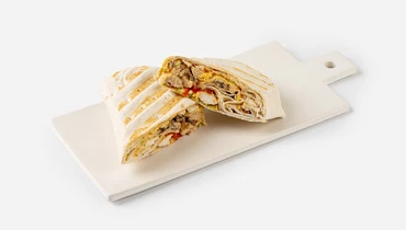 Сэндвич ролл с курицей, вешенками и соусом том ям на гриле, кафе