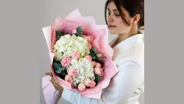 Авторский букет из&nbsp;кустовой розы и&nbsp;гортензии «Розовый пломбир» FMART by flowwow