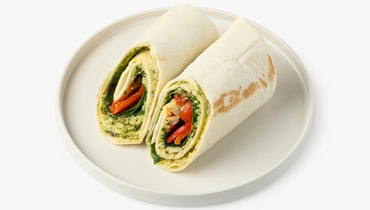 Сэндвич ролл с&nbsp;моцареллой, вялеными томатами и&nbsp;соусом песто