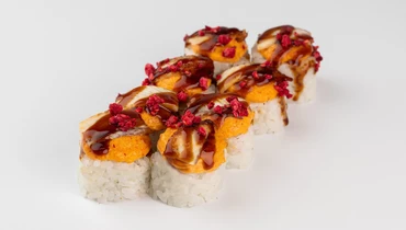 Изображение товара Гурман-ролл с копченым угрем и малиной запеченный 600 рублей