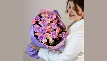 Авторский букет из&nbsp;кустовой розы и&nbsp;гвоздик «Яркие впечатления» FMART by flowwow