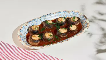 Шампиньоны, запеченные под&nbsp;сыром сулугуни