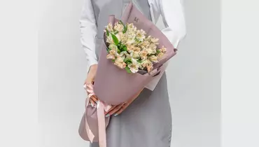 Букет из&nbsp;11 альстромерий нежный микс в&nbsp;оформлении