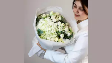 Авторский букет из&nbsp;гортензии, хризантемы и&nbsp;кустовой розы «Белые ночи»  FMART by flowwow