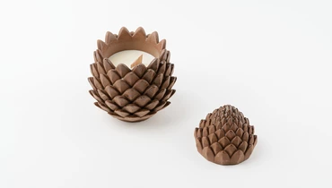 Изображение товара Декоративная шишка с соевой свечой и древесным ароматом