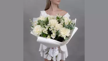 Букет из&nbsp;7 белых, французских роз и&nbsp;6 белых альстромерий с&nbsp;эвкалиптом FMART by flowwow