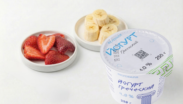 Йогурт со свежими фруктами: банан и&nbsp;клубника