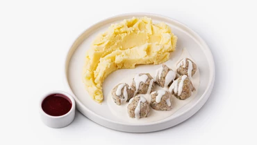 Фрикадельки куриные с картофельным пюре и брусничным соусом