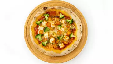 Пицца с песто, фетой и брокколи