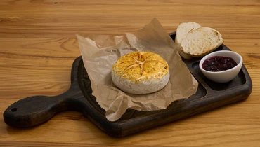 Запеченный камамбер с&nbsp;ягодным соусом