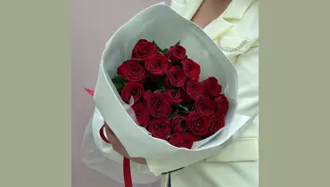 Изображение товара Букет красных роз 19 штук в стильной упаковке FMART by flowwow