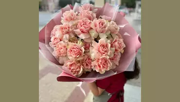 Букет из&nbsp;25 французских, розовых роз в&nbsp;матовой плёнке FMART by flowwow