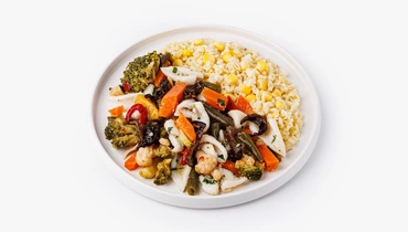 Изображение товара Боул с жареным кальмаром, овощами и булгуром с кукурузой