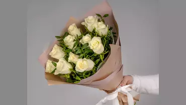 Изображение товара Букет белых роз с зеленью "Нежные обьятия - М"