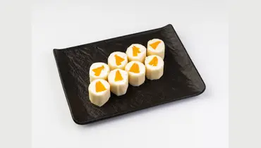 Сладкий ролл с&nbsp;персиком