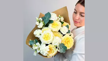 Авторский букет из&nbsp;кремовой розы, гвоздики и&nbsp;лизиантуса "Нежность в&nbsp;сердце" FMART by flowwow