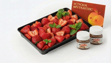 Фруктовая тарелка (клубника сердце) с&nbsp;нутеллой и&nbsp;открыткой