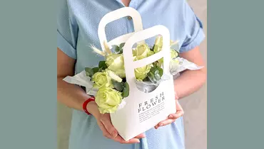 Белые розы с&nbsp;эвкалиптом в&nbsp;сумочке FMART by flowwow