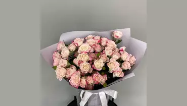 Букет из&nbsp;7 кустовых роз в&nbsp;сиреневой упаковке FMART by flowwow