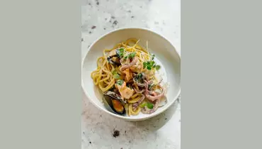 Лингвини с морепродуктами и соусом из черного чеснока