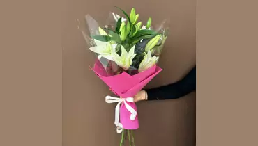 Букет из&nbsp;5 белоснежных лилий в&nbsp;дизайнерской упаковке