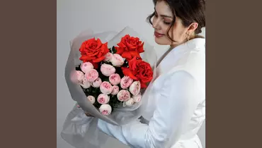 Авторский букет из&nbsp;французских и&nbsp;пионовидных роз "Первая любовь" FMART by flowwow