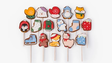 Изображение товара Имбирный пряник на палочке Морозная с глазурью и зимним дизайном 1 шт