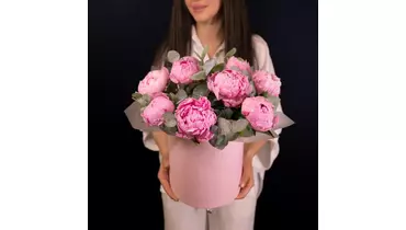 Шляпная Коробка: монобукет из&nbsp;пионов