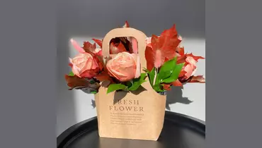 Композиция "Осенний вальс с&nbsp;листьями дуба и&nbsp;пионовидными розами" FMART by flowwow