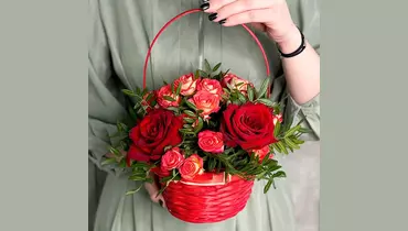 Красная корзиночка с&nbsp;розами FMART by flowwow